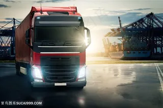 道路上行驶的货车高清图片