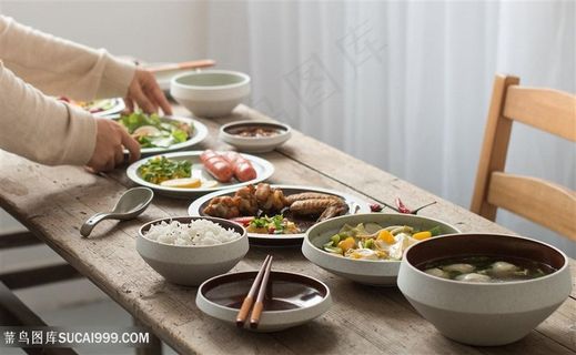 一桌子的饭和菜美味的佳肴