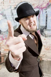 伸出一个手指的西装男人