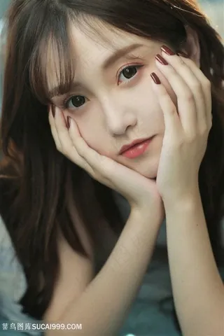 捧着脸的*清纯女生写真图片