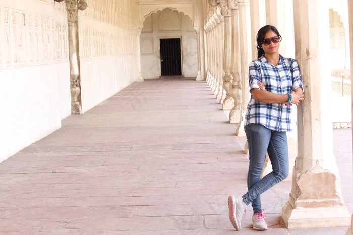 格子衬衫美女写真图片