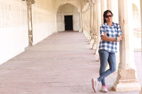 格子衬衫美女写真图片