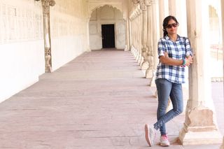 格子衬衫美女写真图片