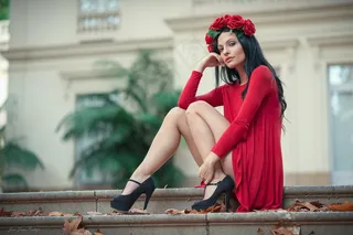 初恋红裙花环美女写真