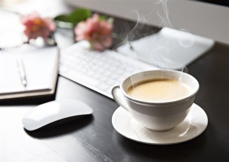 桌子上的美味咖啡图片