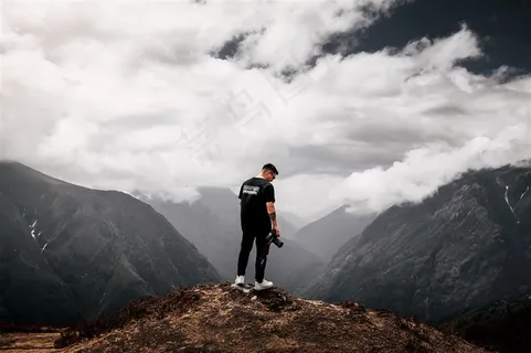 站在山顶上的男人 站在山顶上的男人