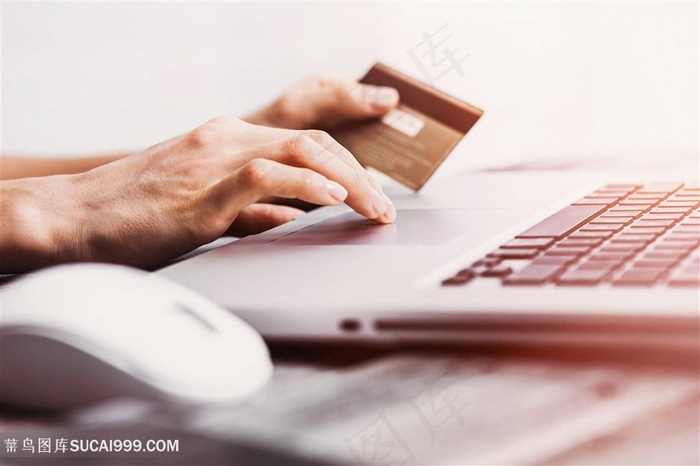 正在操作笔记本电脑的手