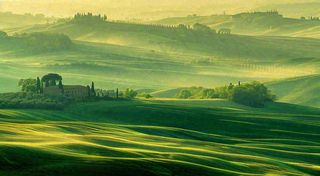 春日阳光下绿色连绵山脉草坪