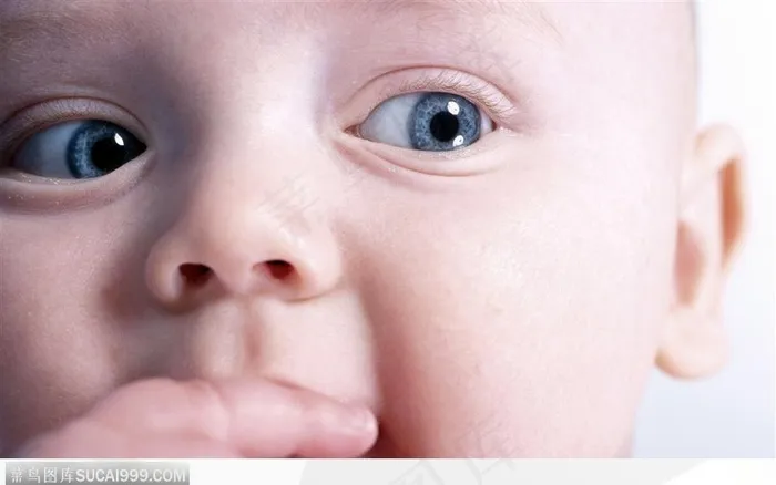 吃手指的婴儿脸部特写