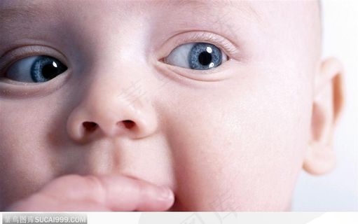 吃手指的婴儿脸部特写