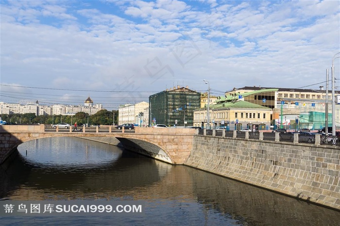 蓝天白云下的莫斯科城市水道桥梁景观