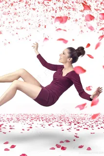 漂浮在空中的国外美女图片