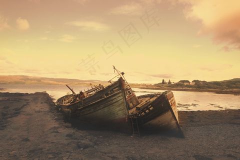 搁浅的木船图片
