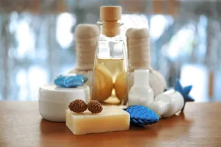 摆放在桌子上的精油高清摄影图