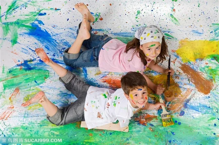 用油漆绘画的外国小男孩小女孩儿童