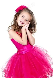 带红色发箍的小女孩