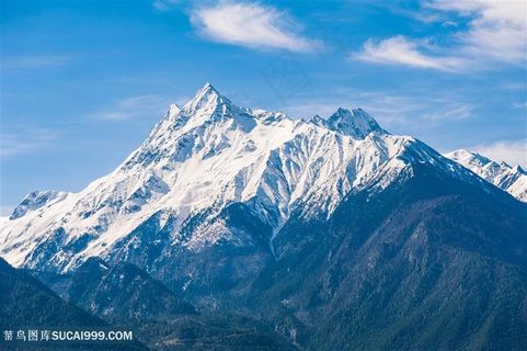 西藏林芝春天的雪山