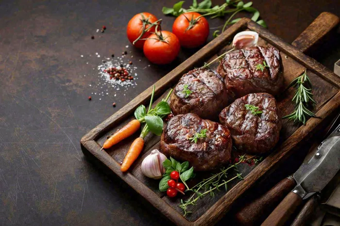 西餐美食牛肉羊肉烤肉扒类番茄食品摄影图(1344x896)