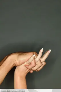 性爱生活-手交叉在一起的情人 性爱生活-手交叉在一起的情人