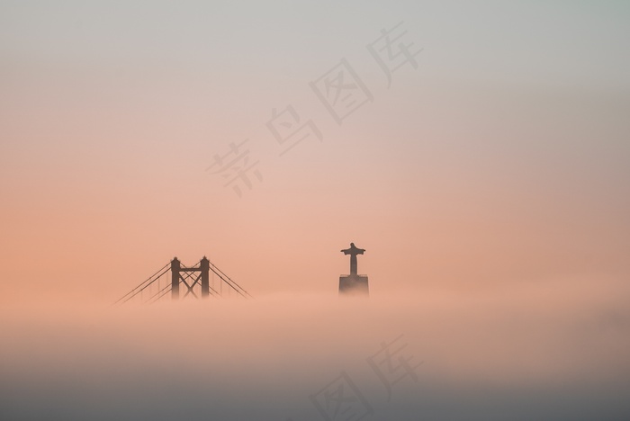 晨雾笼罩中的吊桥图片