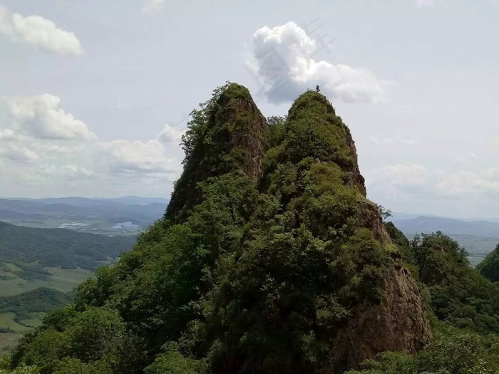 蓝天白云下的姐妹峰