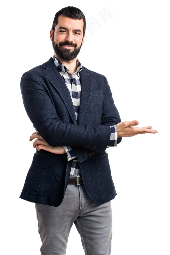 双手交叉的男人