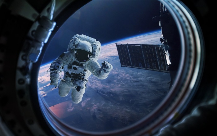 在宇宙飞船外面的宇航员高清图