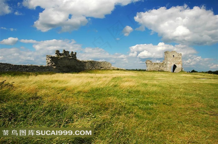 草原上的残垣断壁图片素材