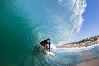 海上激情冲浪的男士