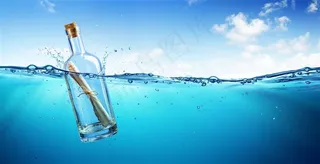 蓝色海面上漂浮的透明漂流瓶高清图片