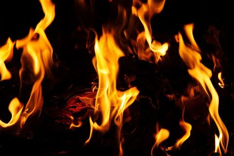 几束升起的火焰