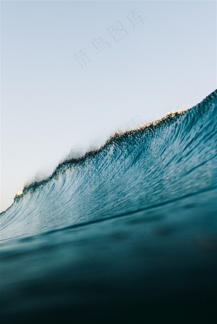 汹涌的浪花图