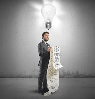 灯泡与商务男人图片