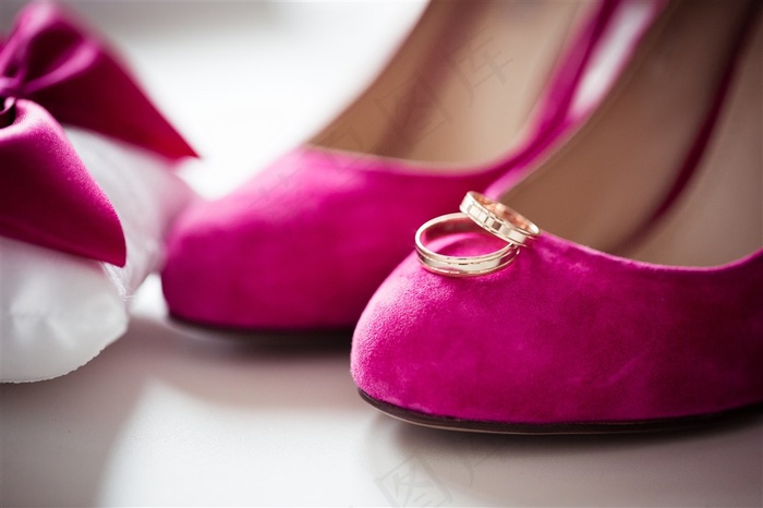 玫红婚鞋上的戒指