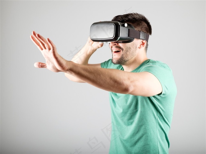 戴VR设备的时尚男士素材图