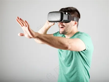 戴VR设备的时尚男士素材图 戴VR设备的时尚男士素材图