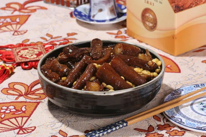 黄豆炖猪尾 