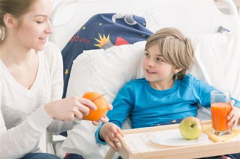 正在给孩子削水果的妈妈高清图片