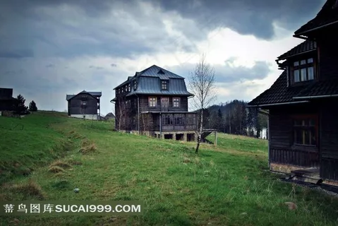 乌云下的草地与房子