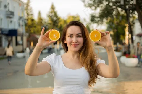 手持橙子的欧洲美女图片 手持橙子的欧洲美女图片