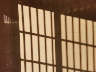 透过窗户的影子