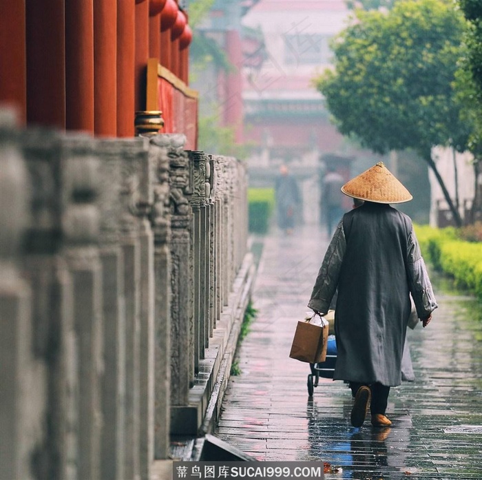 雨天里的清洁工