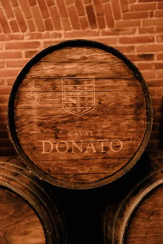 红酒橡木桶高清图片