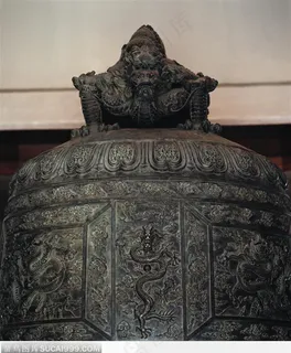 传统工艺-精美的白色钟