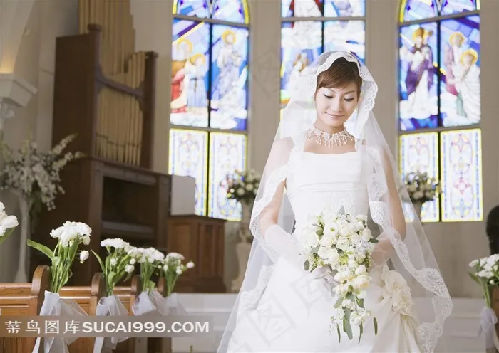捧鲜花的清纯婚纱美女