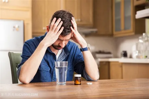 吃药的外国男士高清图片