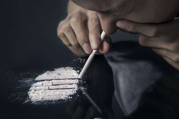 按着鼻子吸毒的男人高清图片