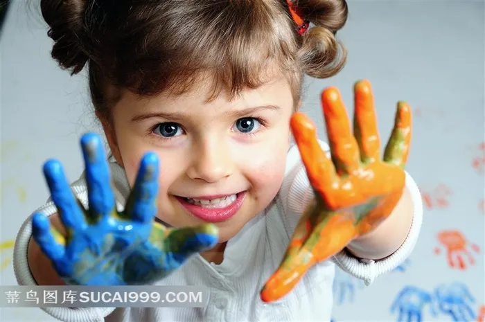 满手颜料的儿童图片素材