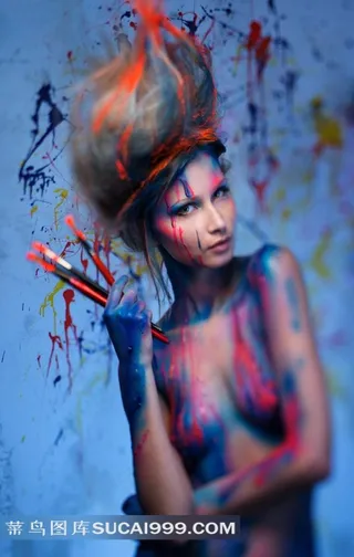 拿着笔的艺术油画涂鸦美女高清图片