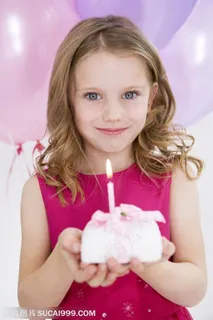 儿童艺术摄影广告素材 捧着礼盒型小蛋糕的外国卷发女孩